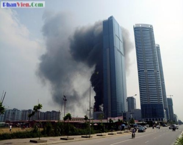 Chiều ngày 27/8/2011, một vụ hỏa hoạn đã xảy ra tại tầng 7, tòa nhà phụ cao 25 tầng thuộc khu nhà Keangnam, nằm trên đường Phạm Hùng (Hà Nội). Nguyên nhân do trong quá trình thi công hàn, đã bất cẩn gây ra hỏa hoạn. Vụ cháy may mắn không gây thiệt hại về người. Ước tính thiệt hại vật chất do vụ cháy gây ra khoảng 30.000USD.